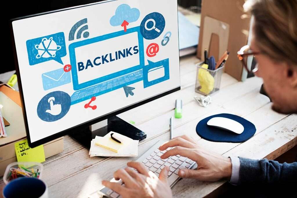 Backlinks en linkbuilding concept op een computerscherm met verschillende iconen, terwijl een persoon typt op een toetsenbord.